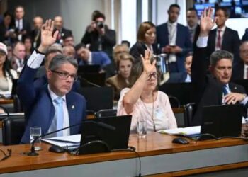 CCJ do Senado aprova texto-base da PEC da Segurança Pública, que endurece regras para facções e amplia a cooperação entre União, estados e municípios.