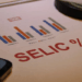 Mercado reduz previsão para a Selic no fim de 2026, de 13,75% para 13,50%, segundo o Boletim Focus divulgado pelo Banco Central.