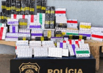 Polícia Federal apreendeu cerca de 2 mil ampolas de medicamentos estrangeiros em Floresta, no Paraná. Duas pessoas foram presas em flagrante.