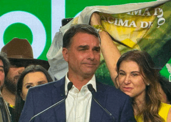 Flávio Bolsonaro viajou em 2025 em jato ligado a Daniel Vorcaro, durante negociações para financiar filme sobre Jair Bolsonaro.