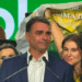 Flávio Bolsonaro viajou em 2025 em jato ligado a Daniel Vorcaro, durante negociações para financiar filme sobre Jair Bolsonaro.