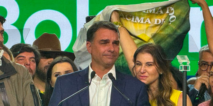 Flávio Bolsonaro viajou em 2025 em jato ligado a Daniel Vorcaro, durante negociações para financiar filme sobre Jair Bolsonaro.