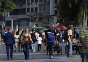 Formalização de trabalhadores por conta própria com CNPJ bate recorde em 2025, segundo o IBGE. Veja os dados por setor, região, gênero e escolaridade.