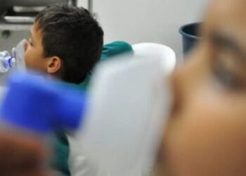 Fibrose cística é uma doença genética que exige diagnóstico precoce e acompanhamento especializado para melhorar a qualidade de vida.