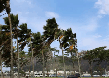 Rio de Janeiro tem alerta para ventos fortes nesta terça-feira, com rajadas acima de 76 km/h e previsão de chuva durante a passagem de uma frente fria.