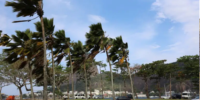 Rio de Janeiro tem alerta para ventos fortes nesta terça-feira, com rajadas acima de 76 km/h e previsão de chuva durante a passagem de uma frente fria.