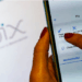 Banco Central altera regras do Pix, amplia o Pix Automático para contas-salário e regulamenta cobrança híbrida com boleto e QR Code.