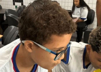 Alunos de escola municipal de Vitória desenvolvem Semáforo do Som, dispositivo com Arduino que identifica níveis de ruído e promove inclusão.
