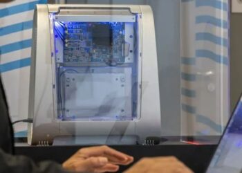 Computador quântico instalado na Firjan Senai começa a formar profissionais e pesquisadores para aplicações futuras da tecnologia no Brasil.