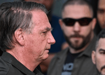 Defesa de Jair Bolsonaro apresenta novo pedido de revisão criminal e questiona decisões sobre provas digitais, prazo de análise e atuação de Alexandre de Moraes.
