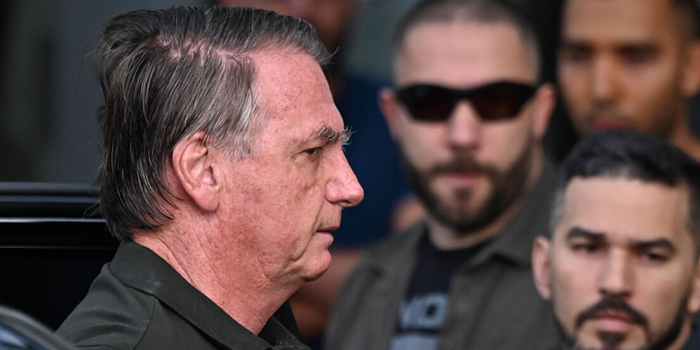 Defesa de Jair Bolsonaro apresenta novo pedido de revisão criminal e questiona decisões sobre provas digitais, prazo de análise e atuação de Alexandre de Moraes.