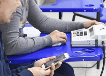 Eleitores poderão baixar e ativar o e-Título no próprio dia da votação nas Eleições 2026. TSE reforça, porém, a recomendação de fazer o procedimento com antecedência.