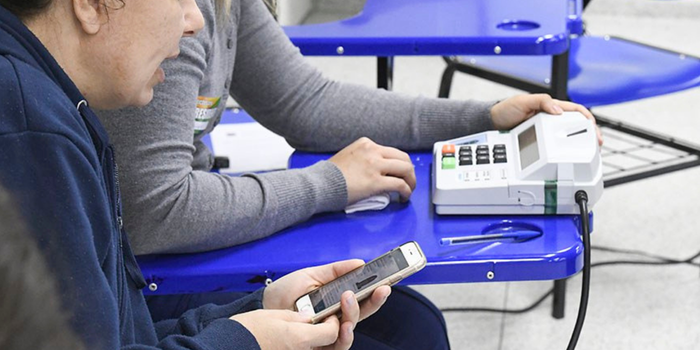 Eleitores poderão baixar e ativar o e-Título no próprio dia da votação nas Eleições 2026. TSE reforça, porém, a recomendação de fazer o procedimento com antecedência.