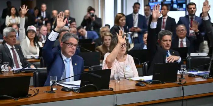 CCJ do Senado aprova texto-base da PEC da Segurança Pública, que endurece regras para facções e amplia a cooperação entre União, estados e municípios.