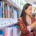 Singapura lançou uma campanha de cinco anos para incentivar a leitura diária. Participantes recebem moedas virtuais por registrar pelo menos 15 minutos de leitura.