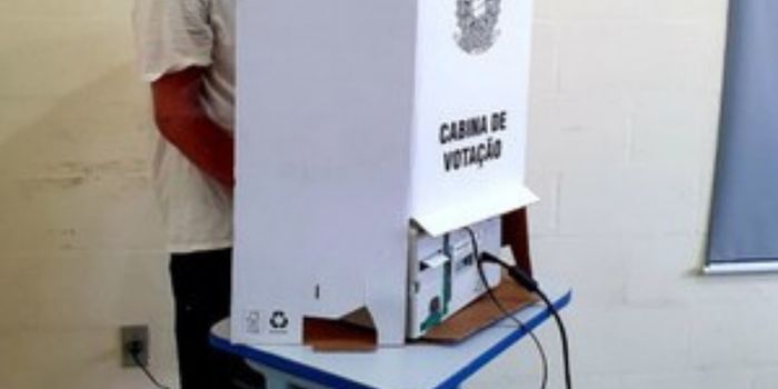 Presos provisórios poderão votar nas Eleições 2026 após decisão do TSE, mas Lei Antifacção pode acabar com o direito a partir de 2027.