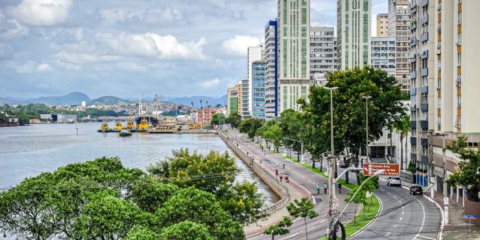 Obras de requalificação da Avenida Beira-Mar começam na região da Praça Pio XII, em Vitória, com interdição de uma baia de ônibus.