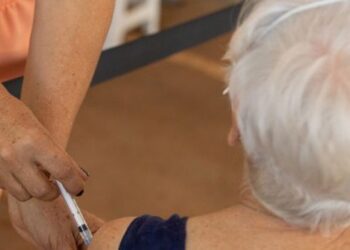 Ministério da Saúde amplia vacinação com Pneumo 20 para pessoas com 85 anos ou mais. Imunizante já está disponível no SUS e protege contra 20 sorotipos.
