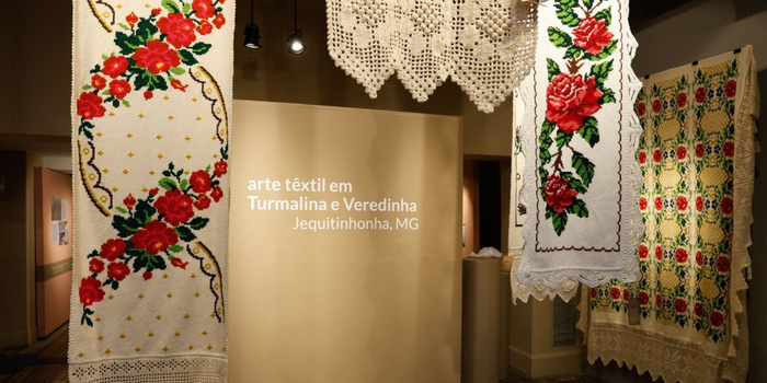 Exposição gratuita no Rio de Janeiro apresenta a arte têxtil de Turmalina e Veredinha, no Vale do Jequitinhonha, com tecidos, bordados e artesanato.