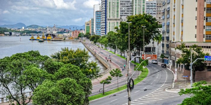 Vitória inicia obras de R$ 97,8 milhões para requalificar 4,2 km da Avenida Beira-Mar, com novos espaços de lazer, esporte, ciclovia e contemplação.