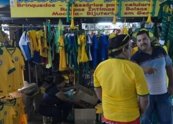 Comércio varejista brasileiro recua 0,8% em julho, segundo o IBGE. Queda é atribuída, em parte, à antecipação de compras para a Copa do Mundo.