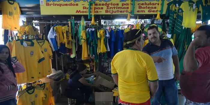 Comércio varejista brasileiro recua 0,8% em julho, segundo o IBGE. Queda é atribuída, em parte, à antecipação de compras para a Copa do Mundo.