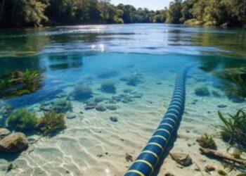 Cabos de fibra óptica instalados em rios ajudam a ampliar a conectividade na Amazônia e integram redes terrestres e subfluviais.