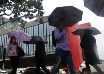 Frente fria chega a São Paulo neste fim de semana com chuva forte, rajadas de vento acima de 60 km/h e queda nas temperaturas.