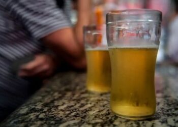 Consumo crônico de álcool e tabaco pode causar danos ao nervo óptico e comprometer a visão. Veja os sinais de alerta e como é feito o diagnóstico.
