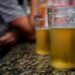Consumo crônico de álcool e tabaco pode causar danos ao nervo óptico e comprometer a visão. Veja os sinais de alerta e como é feito o diagnóstico.