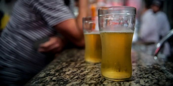 Consumo crônico de álcool e tabaco pode causar danos ao nervo óptico e comprometer a visão. Veja os sinais de alerta e como é feito o diagnóstico.