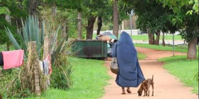 Pessoas em situação de rua têm direito ao SUS e à assistência social mesmo sem endereço ou documentos. Saiba onde buscar atendimento e ajuda.