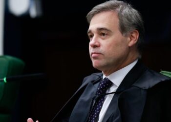 André Mendonça afirma que divulgação integral de dados do celular de Daniel Vorcaro pode prejudicar investigações. STF analisa relatório da PF na terça-feira.