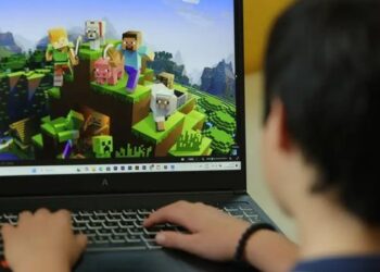 Uso excessivo de celulares e tablets pode reduzir o piscar e aumentar casos de olho seco em crianças e adolescentes, alertam oftalmologistas.