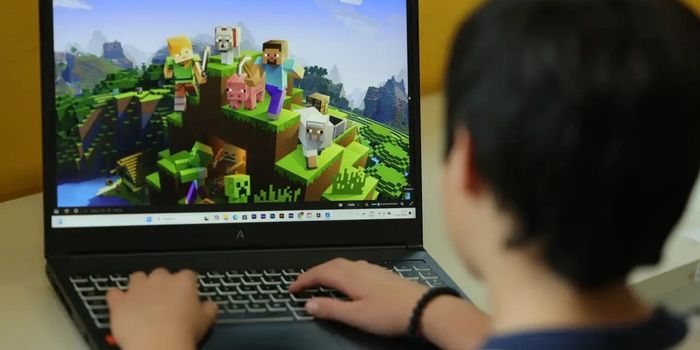 Uso excessivo de celulares e tablets pode reduzir o piscar e aumentar casos de olho seco em crianças e adolescentes, alertam oftalmologistas.