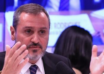 Diretor-geral da PF, Andrei Rodrigues, nega monitoramento ilegal de autoridades e defende regularidade dos relatórios enviados ao STF.