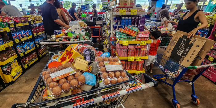 AGU pede ao STF reconhecimento da legalidade do reajuste de 15% do Bolsa Família, com valor mínimo de R$ 691 a partir de outubro.