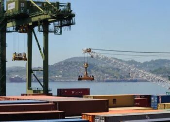Balança comercial brasileira registra superávit de US$ 7,4 bilhões em agosto, com alta das exportações e recorde na corrente de comércio.