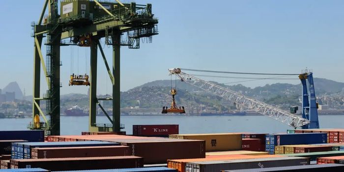 Balança comercial brasileira registra superávit de US$ 7,4 bilhões em agosto, com alta das exportações e recorde na corrente de comércio.