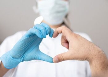 Rim de porco geneticamente modificado manteve paciente sem diálise por 271 dias, em estudo liderado pelo brasileiro Leonardo Riella.