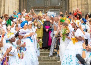 Lavagem de Madeleine chega à 25ª edição em Paris sem autorização para lavar as escadarias da igreja, mas mantém festa com Mariene de Castro.