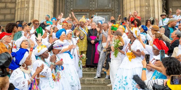 Lavagem de Madeleine chega à 25ª edição em Paris sem autorização para lavar as escadarias da igreja, mas mantém festa com Mariene de Castro.