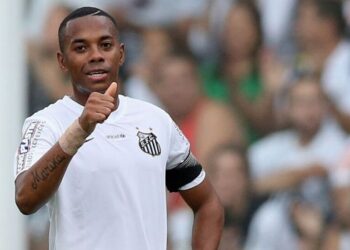 Robinho teve 301 dias da pena de nove anos reduzidos por trabalho, estudos, qualificação profissional e leitura durante o período de prisão.