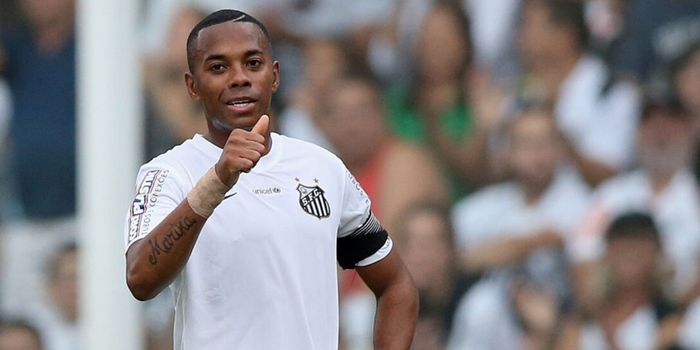 Robinho teve 301 dias da pena de nove anos reduzidos por trabalho, estudos, qualificação profissional e leitura durante o período de prisão.