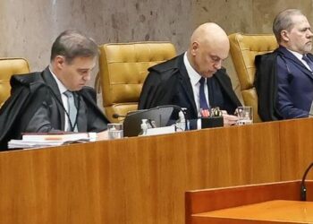 Moraes e Mendonça trocam acusações durante julgamento no STF sobre possível investigação envolvendo mensagens atribuídas a Daniel Vorcaro.