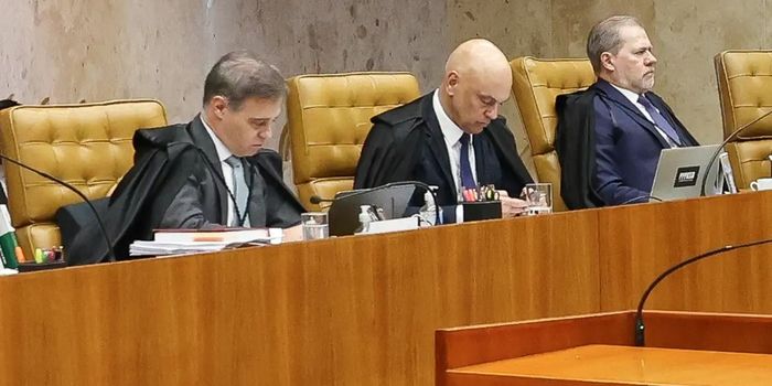 Moraes e Mendonça trocam acusações durante julgamento no STF sobre possível investigação envolvendo mensagens atribuídas a Daniel Vorcaro.