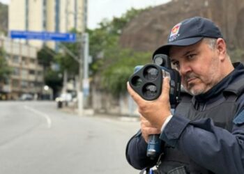 Guarda de Vitória começa a usar radar móvel em ação educativa para orientar usuários de bicicletas elétricas sobre limites de velocidade e regras de circulação.