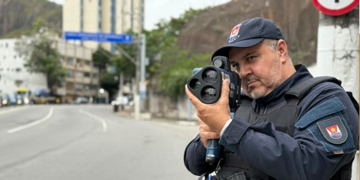 Guarda de Vitória começa a usar radar móvel em ação educativa para orientar usuários de bicicletas elétricas sobre limites de velocidade e regras de circulação.