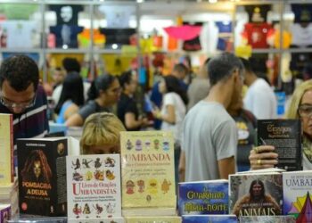 Estação Bienal estreia no Rio em setembro com Alice Oseman, autora de Heartstopper, e pretende ampliar o acesso dos leitores a escritores.