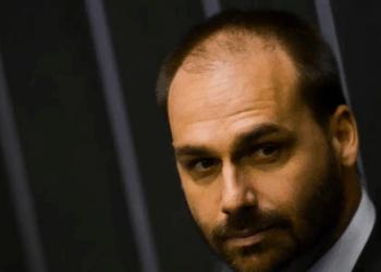 Eduardo Bolsonaro é demitido da Polícia Federal por abandono de cargo após processo administrativo apontar mais de 30 dias de faltas injustificadas.